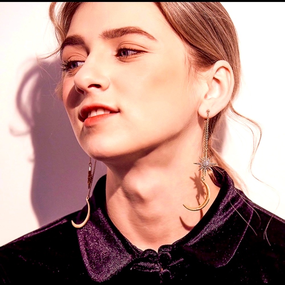 Gold tone sun 🌞 & Moon 🌙 drop earrings 🔥